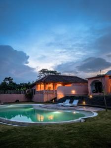 ein Garten mit Swimmingpool und ein Haus in der Unterkunft Ruma Mahavidna in Kintamani