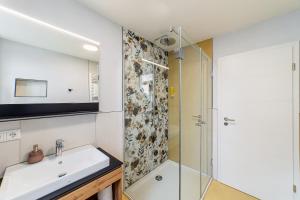 a bathroom with a sink and a shower at Apartment mit Terrasse "Blumentraum" in Spalt
