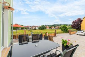a table and chairs on a patio with a view at Apartment mit Terrasse "Traumhopfen" in Spalt
