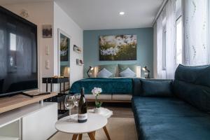 a living room with a couch and a bed at Skandi Streudorf in Muhr amSee