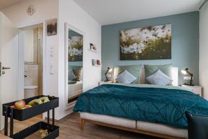 a bedroom with a bed and a painting on the wall at Skandi Streudorf in Muhr amSee
