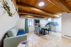 a living room with a couch and a table at Wellness Apartment Suite "Paradies Suite" in Spalt