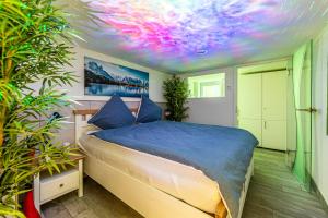 a bedroom with a bed with a ceiling decorated with a ceiling painted with aperature at Day SPA Streudorf in Muhr amSee