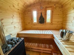 a wooden sauna with a tub in a cabin at Weinbergsauna in Großweingarten