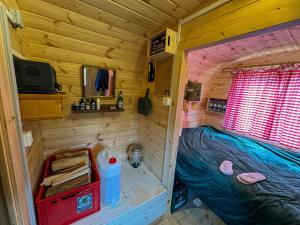 a small room in a log cabin with a bed at Weinbergsauna in Großweingarten