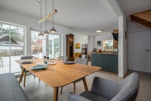 a dining room with a wooden table and chairs at Schwedenhaus Leevsteed in Neuhaus