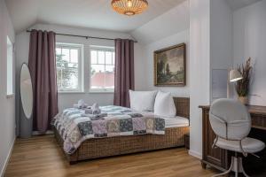 a bedroom with a bed and a desk and a chair at Schwedenhaus Leevsteed in Neuhaus