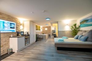 a living room with a bed and a kitchen at Wellness Suite - Dream SPA in Spalt