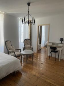 a bedroom with a bed and a table and chairs at Sylo-V CHAMBRE EDGAR in Gensac-la-Pallue