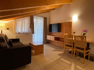 a living room with a couch and a television at Residence Remi in Senales