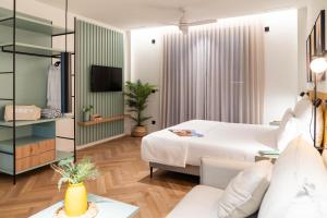a hotel room with a bed and a tv at NIU Line - Be Line Group in Villajoyosa