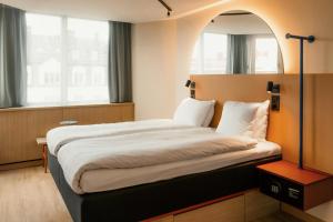a bedroom with a large bed in a room at Scandic Go, Saaristonkatu 1 in Oulu