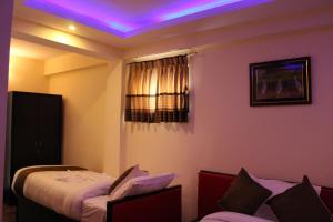 Rúm í herbergi á Hotel Gallery Nepal