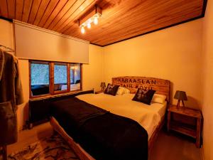 a bedroom with a large bed in a room at Karaaslan Kamping Tesisleri in Kazandere +52 photos