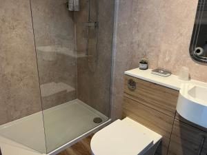 ein Badezimmer mit Dusche, Toilette und Waschbecken in der Unterkunft Belstane Manor in Carluke + 13 Fotos