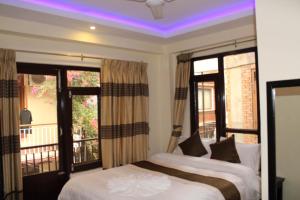 Rúm í herbergi á Hotel Gallery Nepal