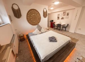 a bedroom with a bed and a dining room at BOHO Apartment Auréa nähe Salzburg in Freilassing