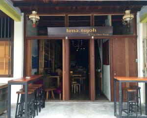 Restaurant o un lloc per menjar a Lima.Tujoh