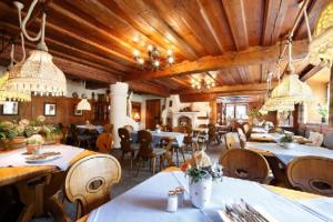 A restaurant or other place to eat at Hotel zur Mühle