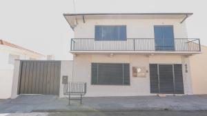 a building with a bench in front of it at Jahu Center Lodge in Jaú
