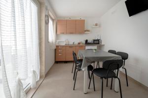a kitchen and dining room with a table and chairs at Ranieri rooms & relax stella in Mola di Bari