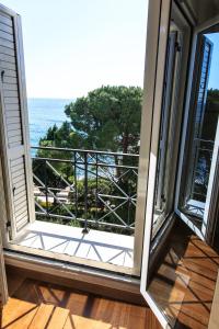 an open window with a view of the ocean at LuxBeachFront in Petrovac na Moru