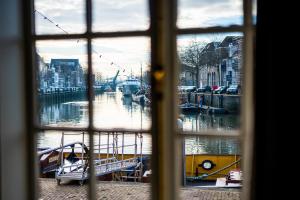 a view of a canal from a window at Het Sluiswachtershuisje in Maassluis