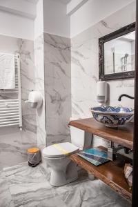 a white bathroom with a toilet and a mirror at Studio Noa Escape in Saturn