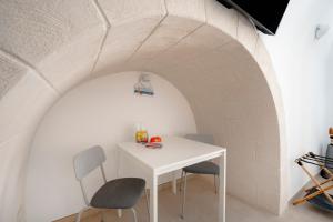 a room with a white table and two chairs at Ranieri rooms & relax Mare in Mola di Bari