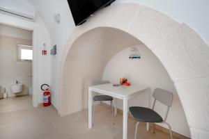 a room with a white table and two chairs at Ranieri rooms & relax Mare in Mola di Bari