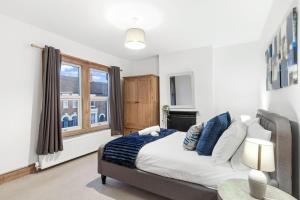 a bedroom with a bed and a window at Home Away I 3BR Comfort Suite I Private Courtyard I Super Fast Wi-Fi I Free Parking in Bedford