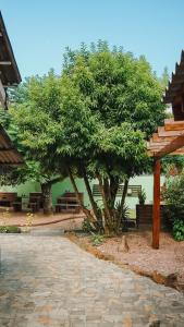 a couple of trees and benches in a courtyard at Espaços Cardoso, HORIZONTE- amplitude e respiro in Igrejinha