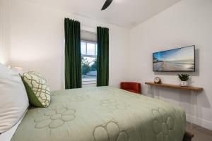 a bedroom with a bed and a window at Delray Oasis - Private Pool - Fenced Yard - Parking - Laundry - Full Kitchen - Convenient Location in Delray Beach