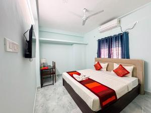 a bedroom with a bed and a flat screen tv at Redfox Service Apartment - Ambattur in Jāmb