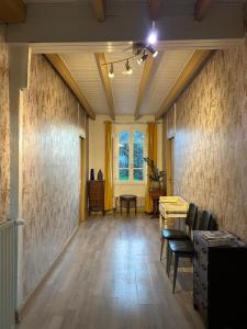 a living room with a table and chairs and a window at Les Figuiers Bleus in Cravencères