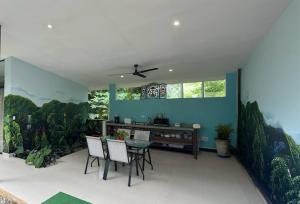 a dining room with blue walls and a table and chairs at Casa Rio Tortuga - Butterfly in Ojochal