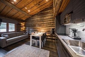 eine Küche und ein Wohnzimmer in einem Blockhaus in der Unterkunft UnelmaPovi in Ruka