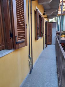 a corridor of a building with yellow walls and windows at Casa Molines in Giaveno