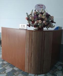 a tree sitting on top of a wooden wall at An Loc Motel in Vĩnh Long