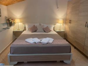 a bedroom with a bed with two towels on it at SUNNY STUDIO in Skala Marion
