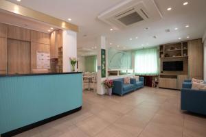 eine Lobby mit einem Wartezimmer mit blauen Möbeln in der Unterkunft Hotel Lara in Riccione