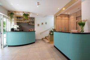eine Lobby mit einem blauen Tresen und einer Bar in der Unterkunft Hotel Lara in Riccione