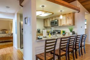 a kitchen with a bar with chairs around it at Yosemite Sierra Blossom in Yosemite West