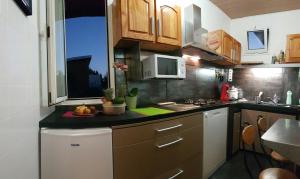 Nhà bếp/bếp nhỏ tại Kaz' d'Ô