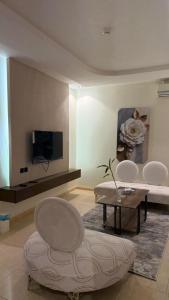 a living room with a couch and a table at وادي برزان للشقق المخدومة in Hail