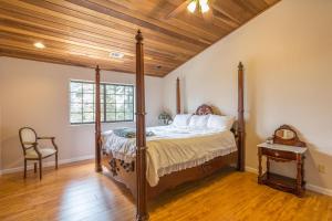 um quarto com uma cama e um tecto em madeira em Yosemite Sierra Blossom em Yosemite West