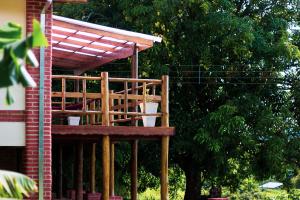 a wooden pergola on the side of a house at Pousada Sons do Silêncio in Socorro