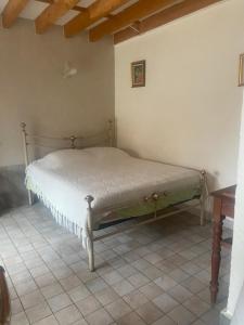 a bedroom with a bed in the corner of a room at Ici c'est chouette in Vaudricourt