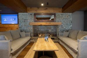 ein Wohnzimmer mit zwei Sofas und einem Kamin in der Unterkunft Hotel Màgic Pas by Nexta in Pas de la Casa