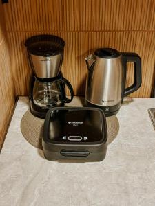 a blender and a toaster sitting on a counter at Espaços Cardoso, HORIZONTE- amplitude e respiro in Igrejinha